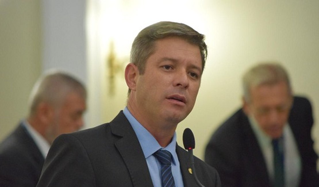 Deputados oferecem R$ 12 mil para quem informar paradeiro de criminosos que amputaram dedos de comerciante em Arapiraca