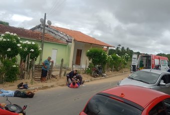 Batida frontal entre motocicletas deixa condutores feridos em Arapiraca