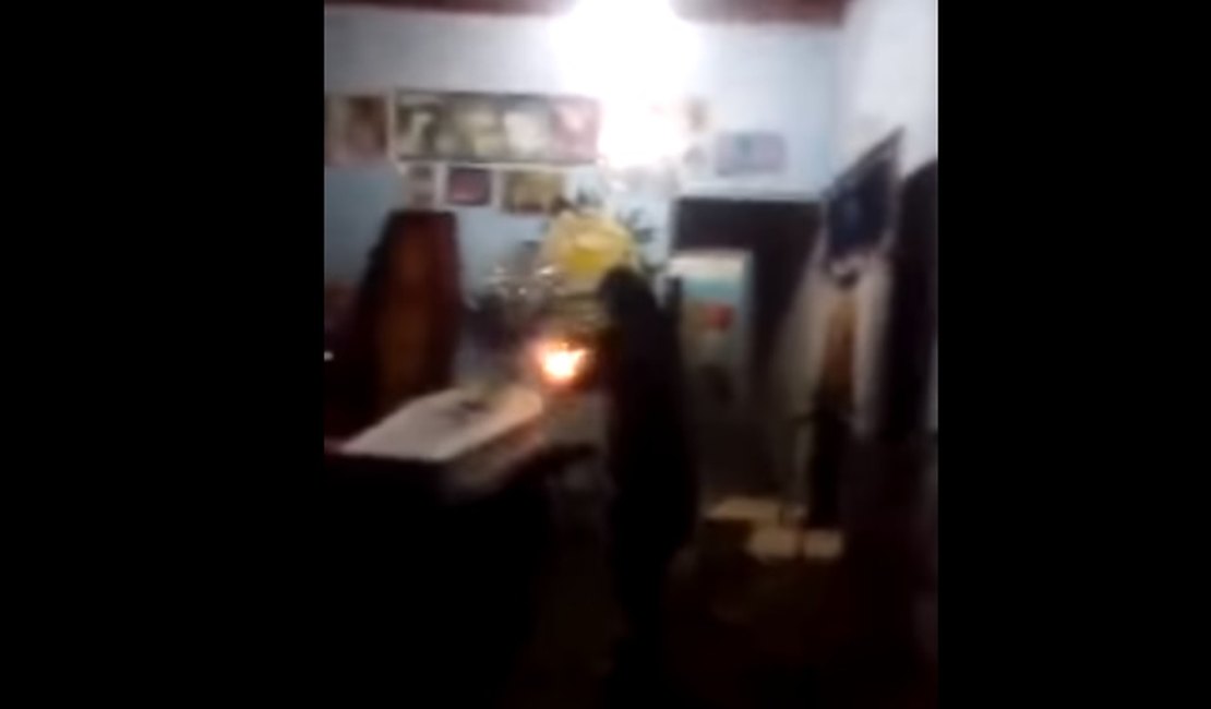 Vídeo: Homens ateiam fogo em corpo de jovem durante velório