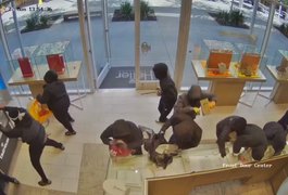 Grupo de 20 assaltantes invade joalheria e rouba US$ 1 milhão em mercadorias nos EUA