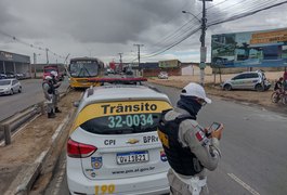 Veículo de passeio é atingido na traseira por ônibus escolar e ocupantes ficam feridos, em Arapiraca