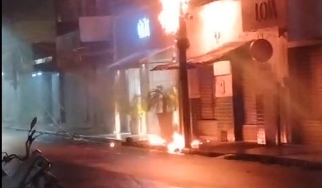Incêndio em fiação de poste mobiliza Corpo de Bombeiros, no Centro de Arapiraca