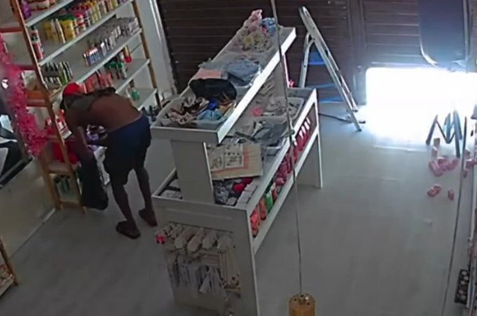 Homem invade loja de cosméticos duas vezes no mesmo dia e furta cerca de R$ 7 mil em produtos, em Maceió