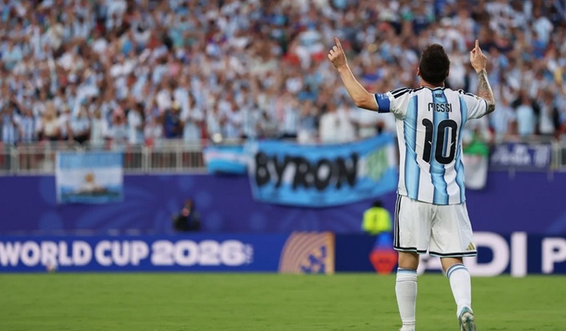 Messi faz três gols, alcança marca histórica e Argentina vence Argélia na estreia da Copa