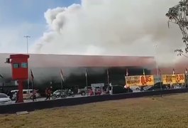 Incêndio de grandes proporções atinge Atacadão em Vitória da Conquista