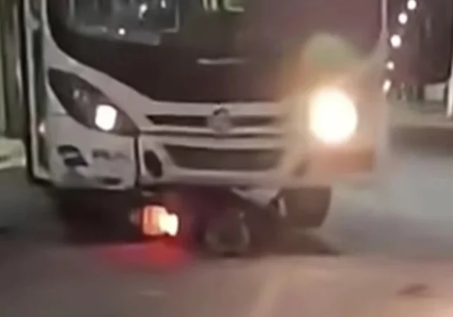 Motociclista sofre ferimentos graves após colisão com ônibus, em Arapiraca