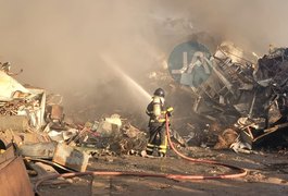 VÍDEO. Incêndio destrói materiais recicláveis em depósito de Arapiraca