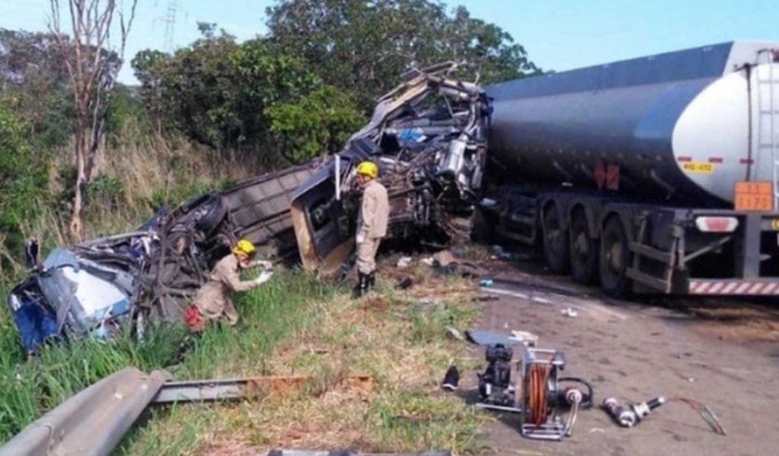 Acidente envolvendo ônibus de cantora deixa morto e 17 feridos em Goiás