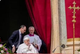Papa Francisco aparece no Domingo de Páscoa para dar a bênção enquanto se recupera de pneumonia