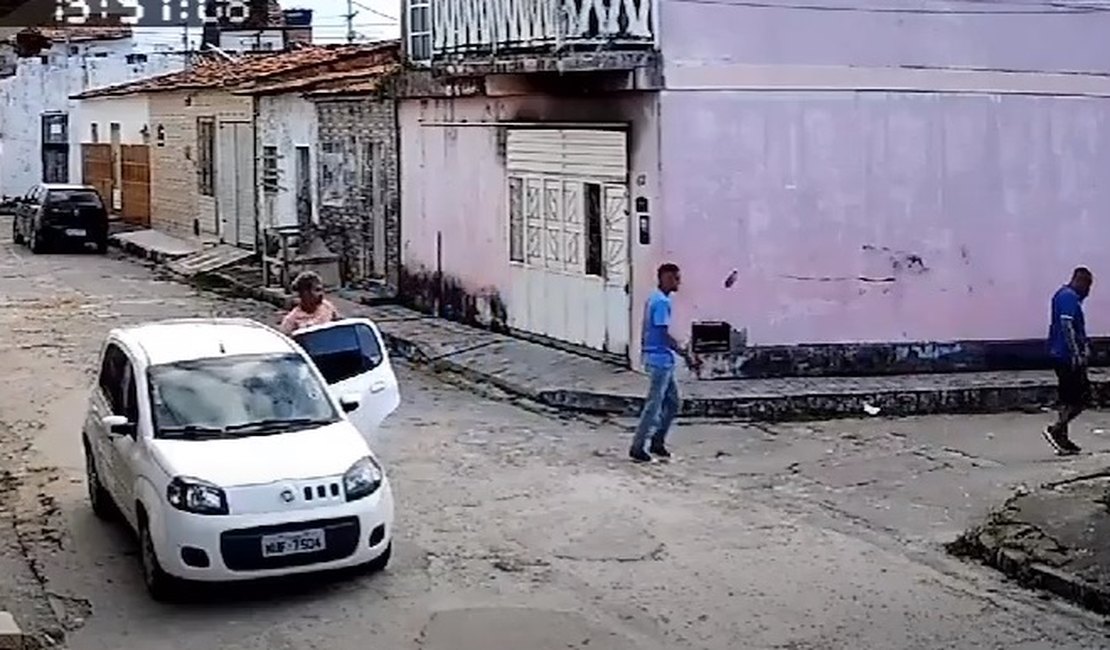 Vídeo mostra criminosos chegando ao local de homicídio de jovem manicure, em Penedo