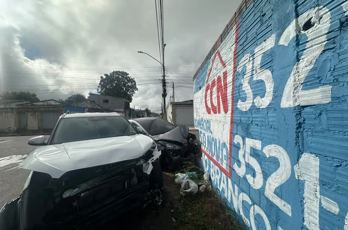 Motorista avança placa de pare e causa batida no bairro São Luiz I; veículos colidiram contra muro