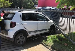 Carro é jogado contra grade de loja após ser atingido por ônibus em avenida de Maceió