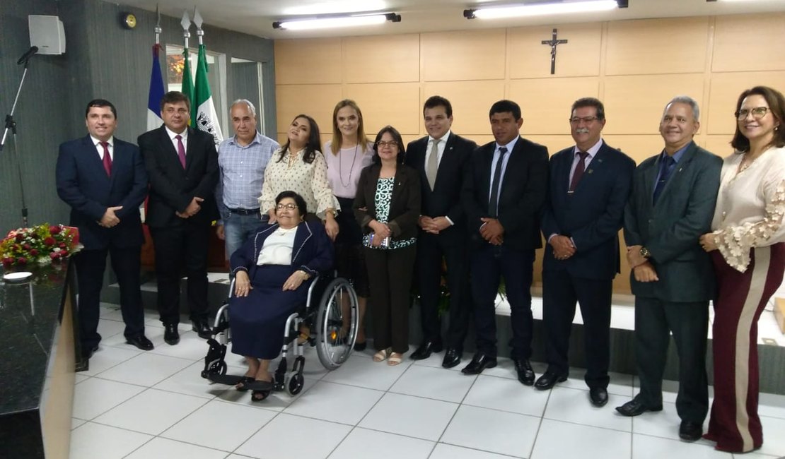 Câmara de Vereadores de Arapiraca concede dupla homenagem em sessão solene