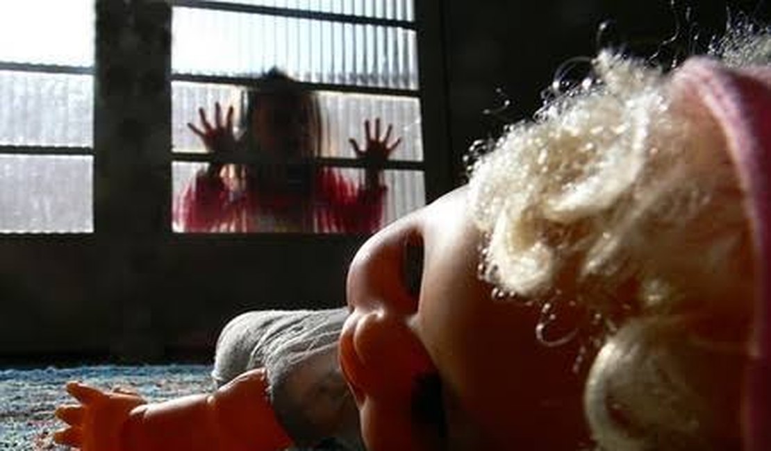 Mãe é autuada por abandonar filho de 2 anos em casa, em AL