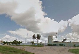 Homem é encontrado morto e com próprio pênis na boca em motel