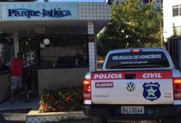 Homem esfaqueia mulher e se mata dentro de apartamento em Maceió
