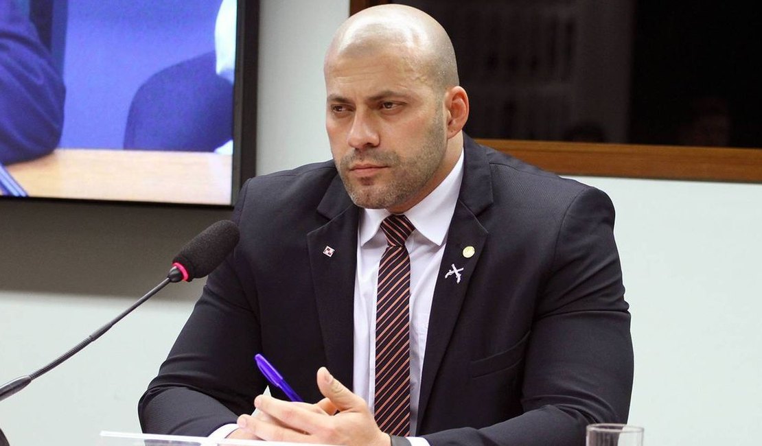 Moraes revoga prisão de Daniel Silveira e proíbe deputado de acessar redes sociais