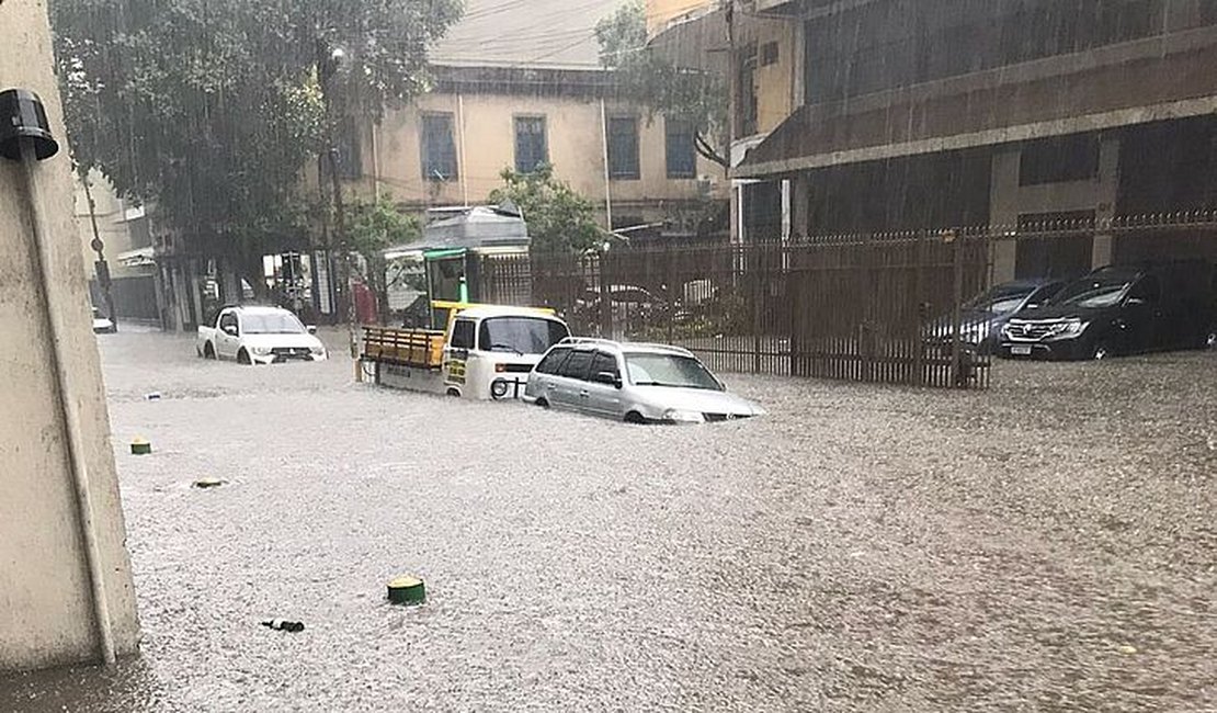 Bombeiros atendem até 300 pessoas e salvam 70 durante temporal no RJ
