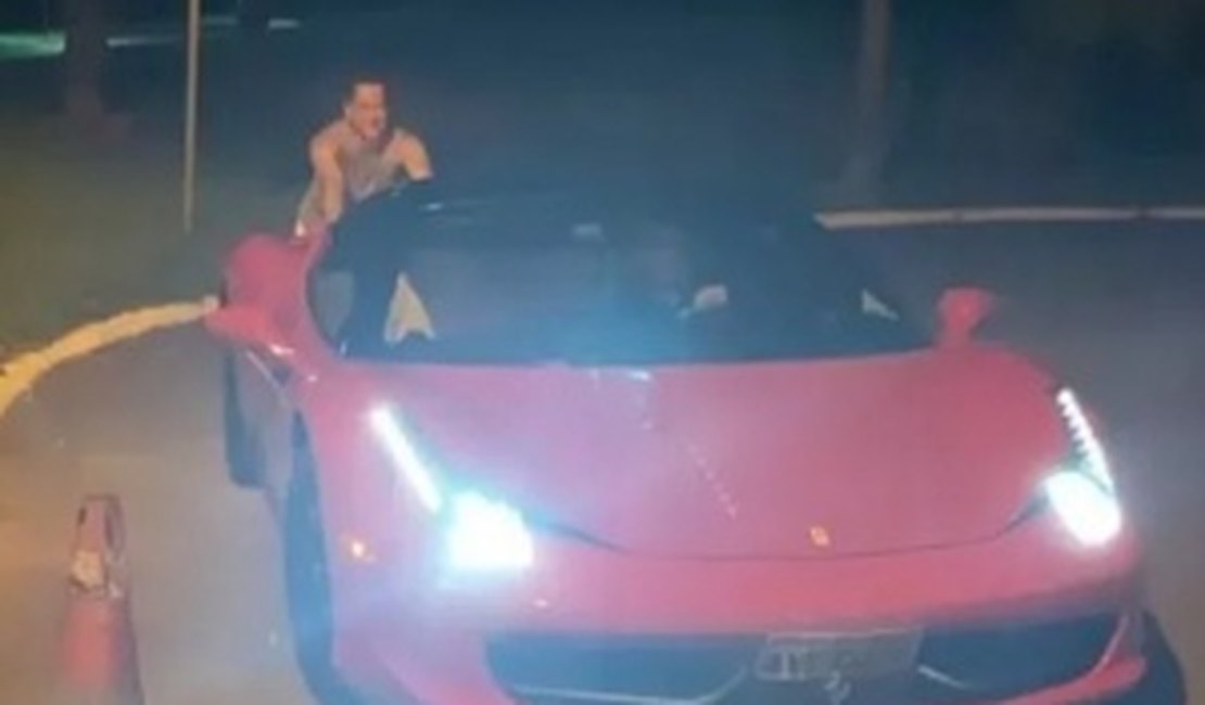 Leonardo empurra carro de luxo após ficar sem combustível: 'Na banguela'