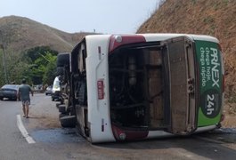 No RJ, ônibus com time de futebol americano tomba e mata 3 pessoas