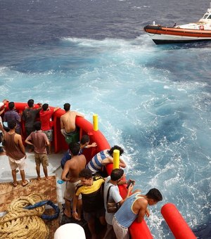 Barcos com imigrantes naufragam na Itália e deixam 30 desaparecidos