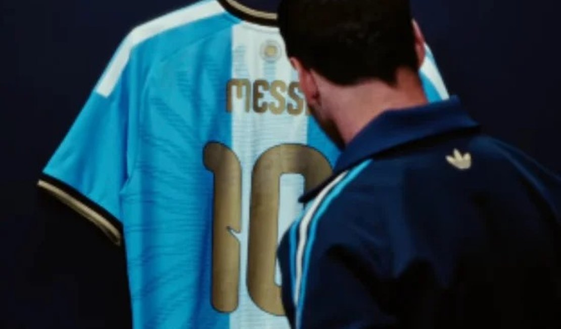 Messi mostra camisa especial para jogo de despedida da Argentina