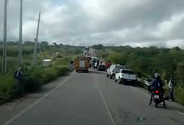 Colisão entre caminhão-caçamba e caminhonete deixa dois feridos no Sertão de Alagoas
