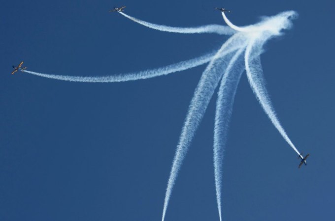 Aeronaves da Esquadrilha da Fumaça chamam atenção ao sobrevoar litoral de Alagoas