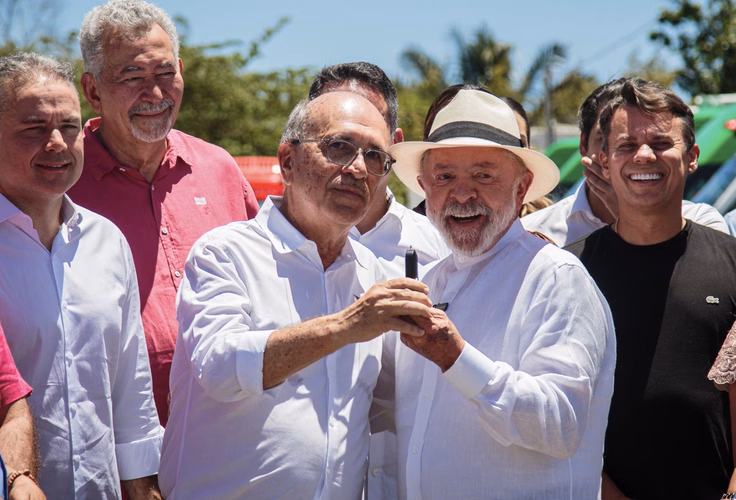 Prefeito Ronaldo Lopes recebe do presidente Lula as chaves da nova ambulância do Samu destinada a Penedo