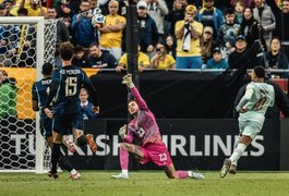 Com um a mais, Brasil perde para França em amistoso nos EUA