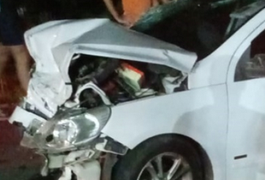 Batida de frente envolvendo dois carros deixa pessoas feridas em Carneiros, AL