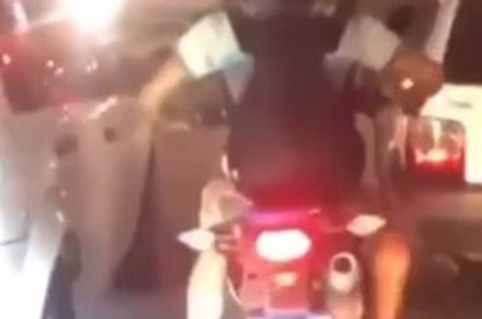 VÍDEO: Condutor transporta bode na garupa de motocicleta em Maceió