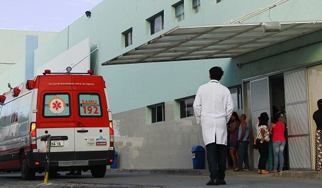 Mulher é atropelada por ônibus ao tentar atravessar avenida de Maceió