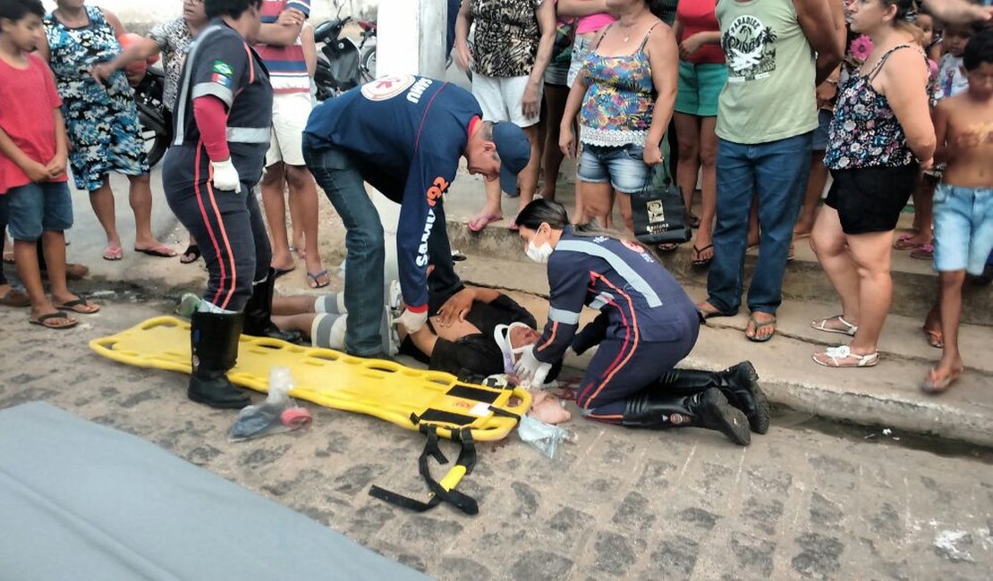 Vídeo. Jovem perde o controle da moto e colide com poste no bairro Cavaco, em Arapiraca