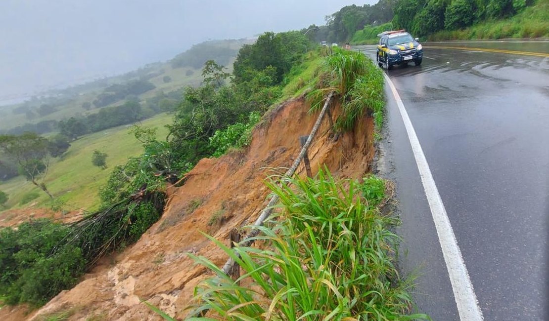 Quatro rodovias continuam interditadas após chuvas em AL