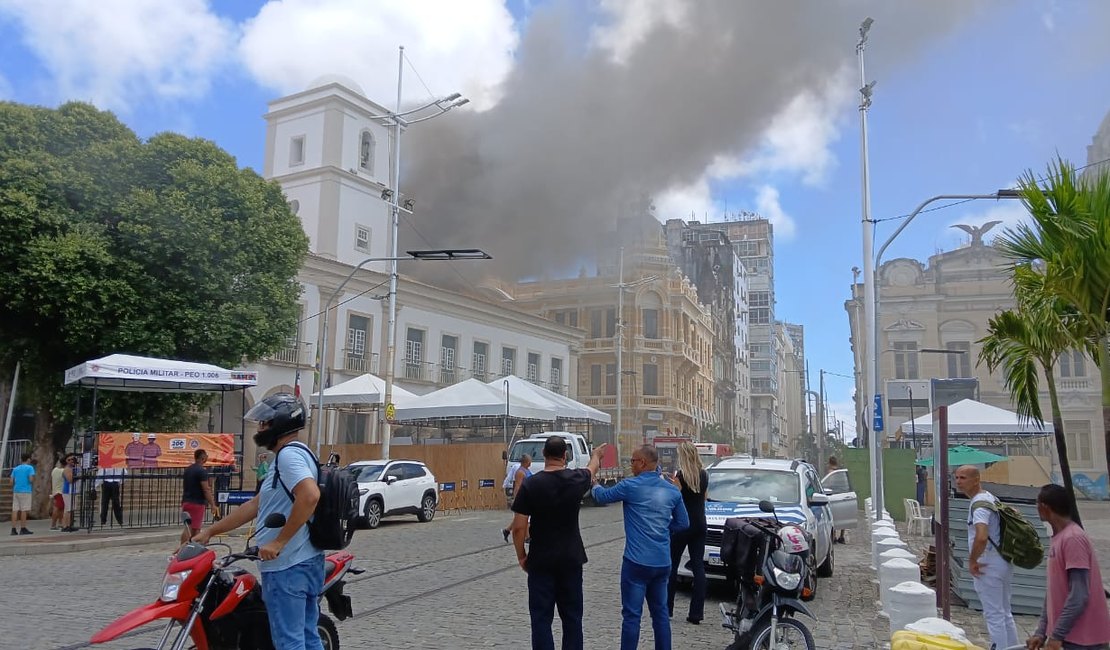 Incêndio atinge Câmara Municipal de Salvador e local é evacuado