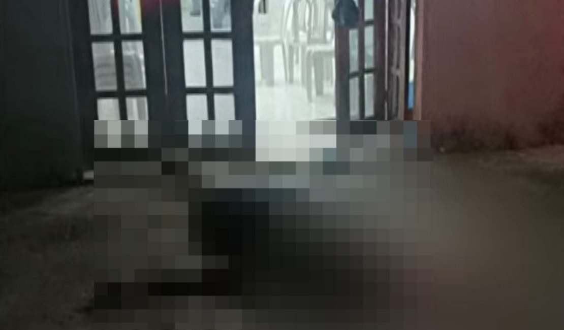 Homem entra em igreja para escapar de criminosos e é morto com mais de 10 tiros no meio de culto, em Maceió