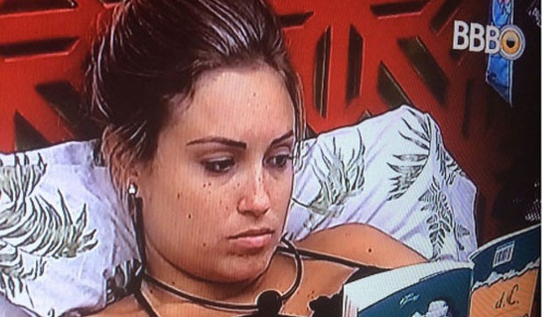 'BBB 18': internautas criticam Jéssica por ler livro de cabeça para baixo
