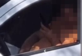 Defesa de homem filmado em suposto ato obsceno em Penedo diz que ele tem escabiose e estava apenas se coçando