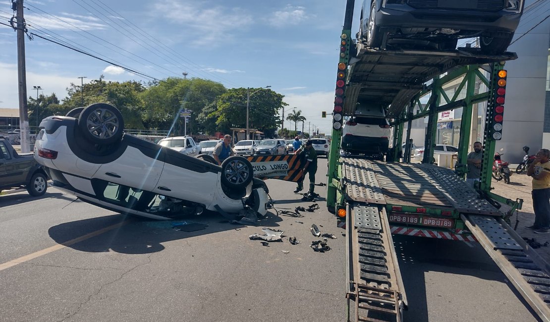 Motorista capota carro após se distrair e subir em rampa de carreta cegonha, em Arapiraca