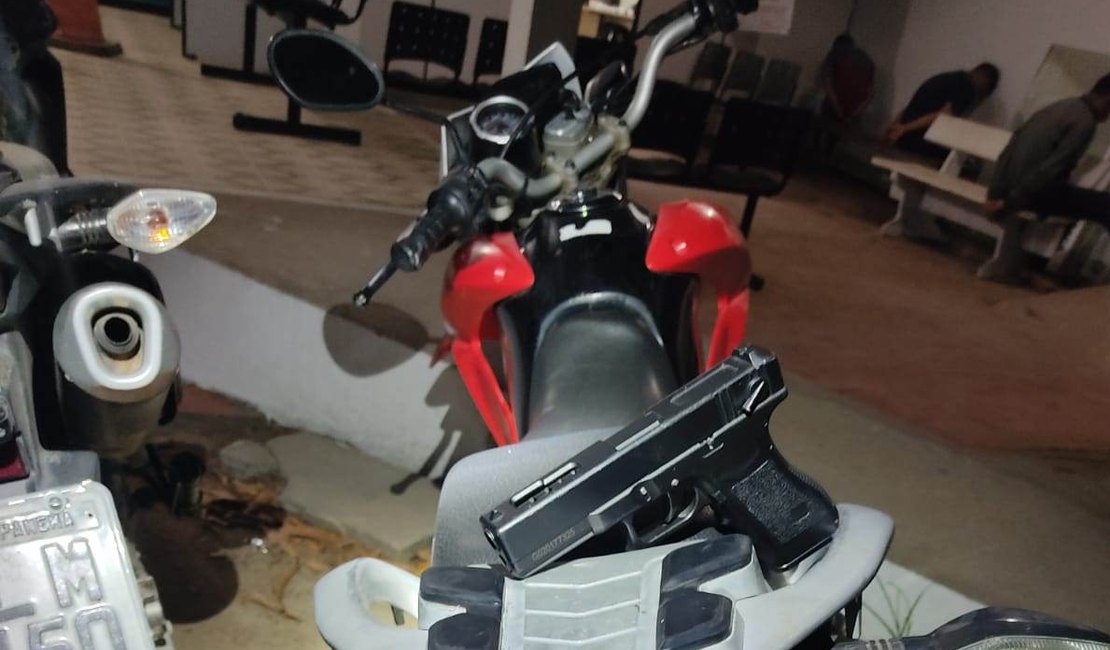 Dupla é presa com moto roubada e confessar que iria cometer assaltos em Arapiraca