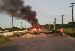Vídeo. Populares bloqueiam rodovia contra transferência de Capitão da PM