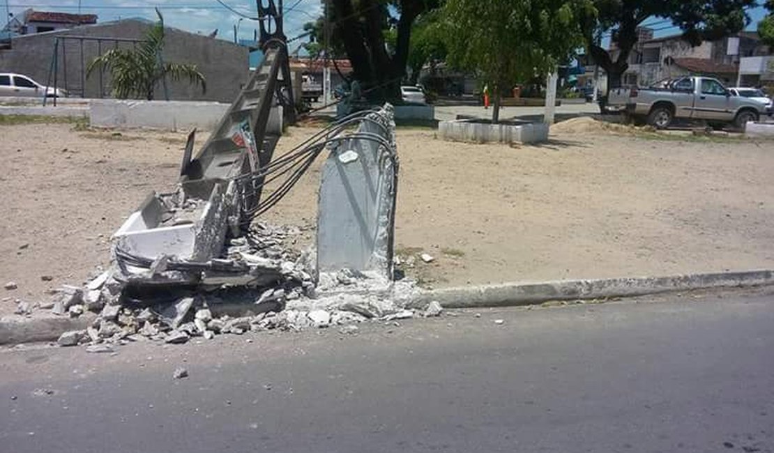 Após caminhão derrubar postes, conjuntos ficam sem energia elétrica