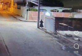 Vídeo. Boneco do mascote do Supermercado São Luiz é abandonado no estacionamento de loja, em Arapiraca