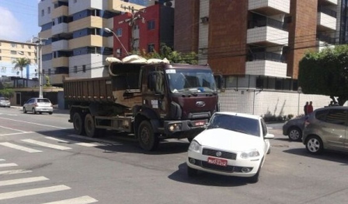 Acidente entre caçamba e táxi deixa feridos na Ponta Verde, em Maceió