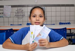 Aos 9 anos, aluna da rede municipal cria histórias e confecciona os próprios livros de forma artesanal