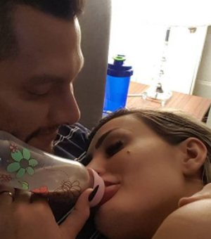 Andressa Urach toma mamadeira no colo do marido em foto e web reage