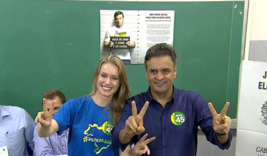 Aécio Neves vota em Belo Horizonte acompanhado da mulher