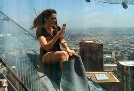 Vai encarar? De vidro e a 300m do chão, tobogã é inaugurado em Los Angeles