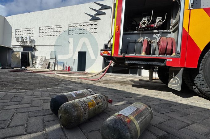 Incêndio atinge fábrica de fardamentos no bairro Itapuã e causa grande prejuízo em Arapiraca